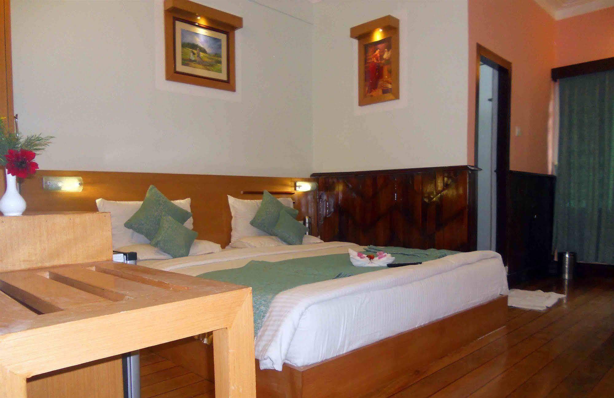 Hotel Metro Palace Bombaj Zewnętrze zdjęcie